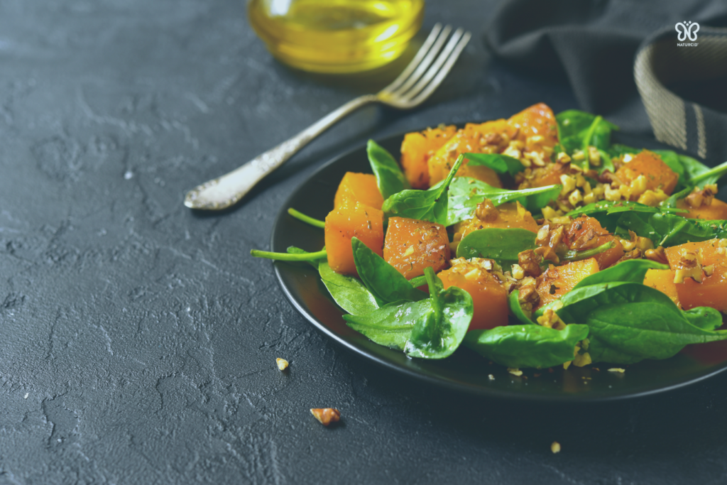 Ensalada templada de otoño con calabaza y levadura nutricional