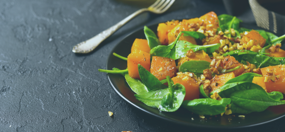 Ensalada templada de otoño con calabaza y levadura nutricional